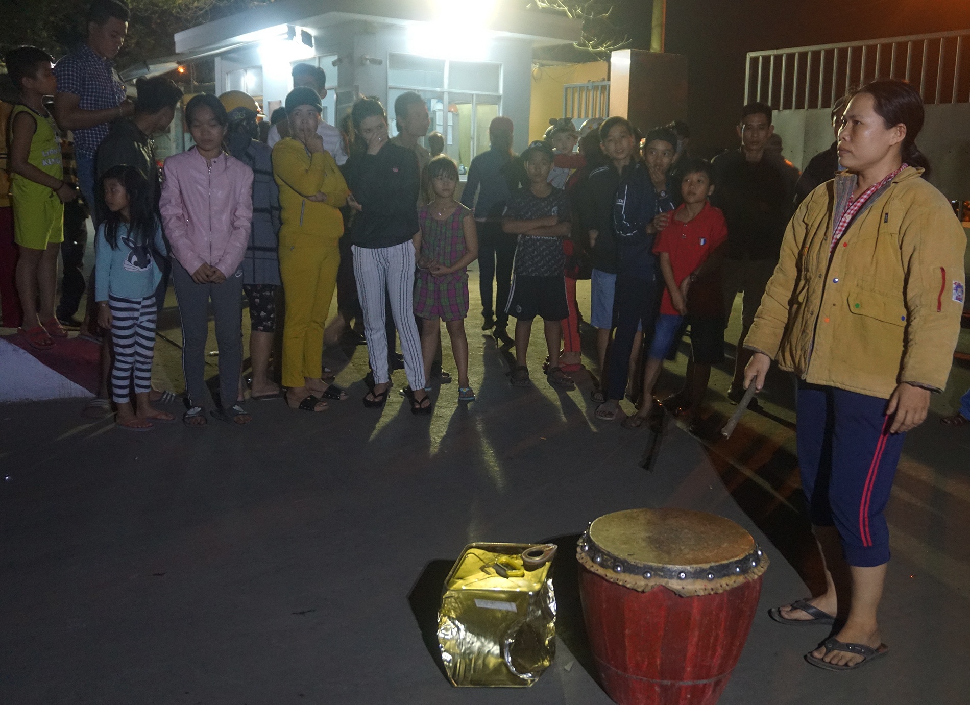 Nguoi dan keo den nha may thep gay o nhiem o Da Nang anh 2