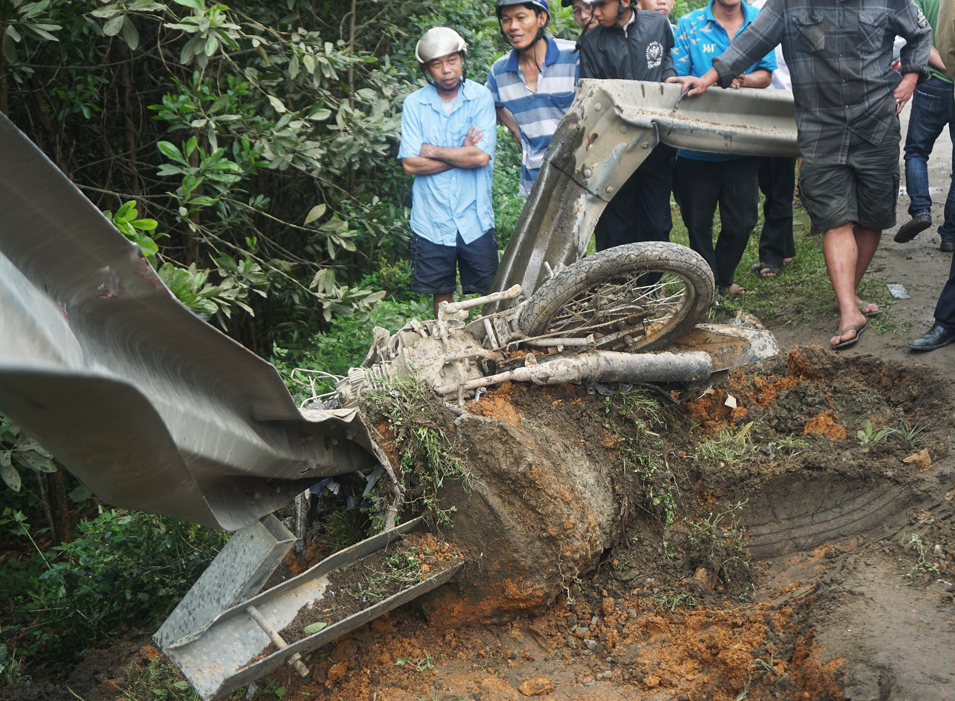 Oto tai cay nat taluy, tai xe xe may tu vong hinh anh