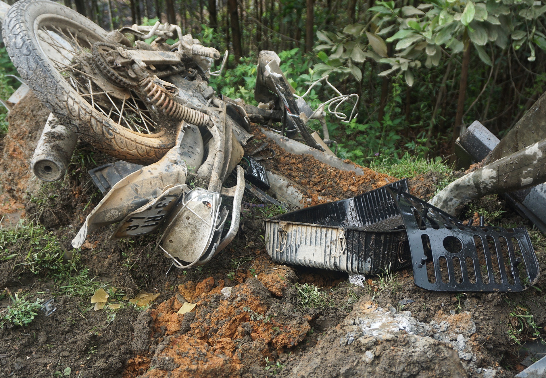 Xe may nguoi dan ong bien dang sau va cham voi oto tai hinh anh