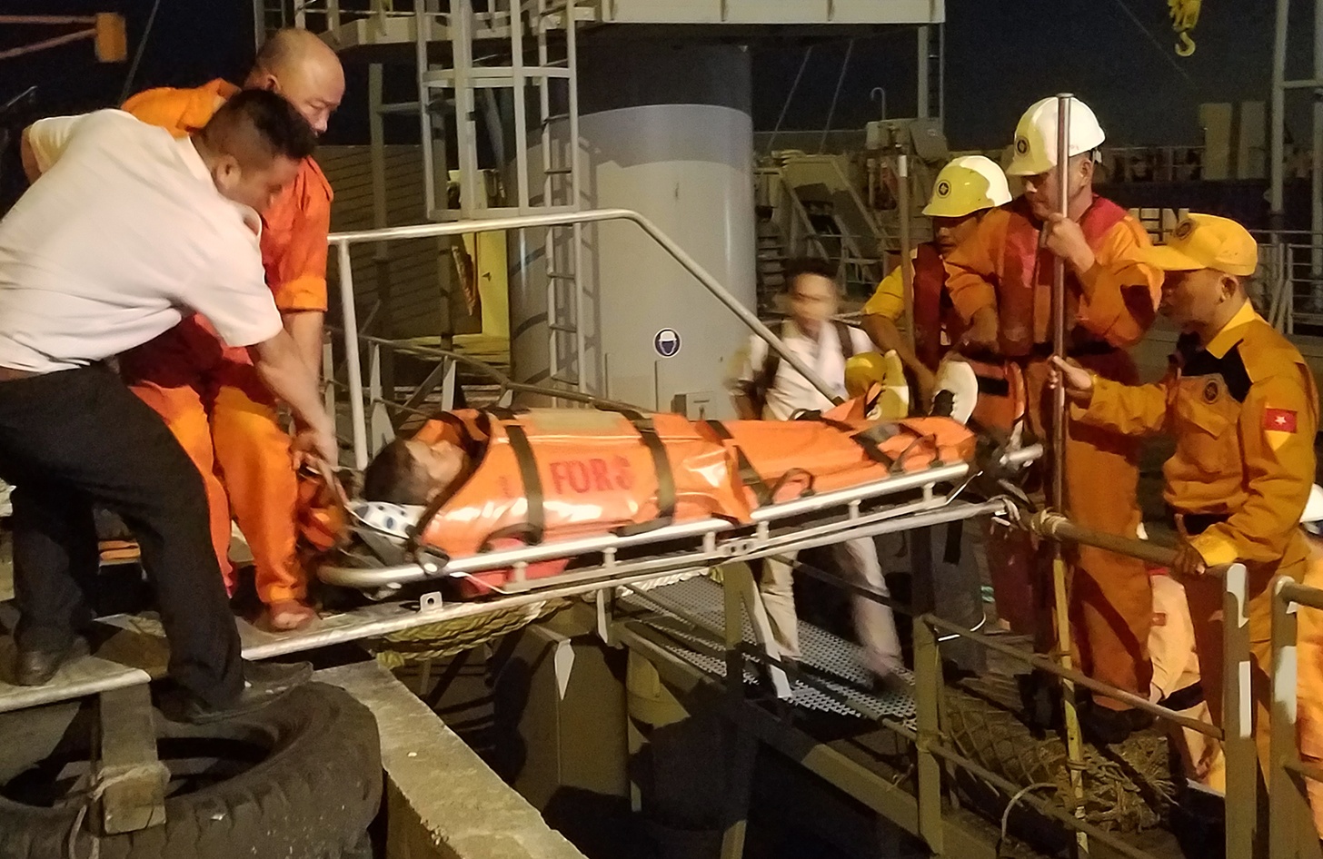 Vuot bien trong dem cuu thuyen vien nguoi nuoc ngoai gap nan hinh anh