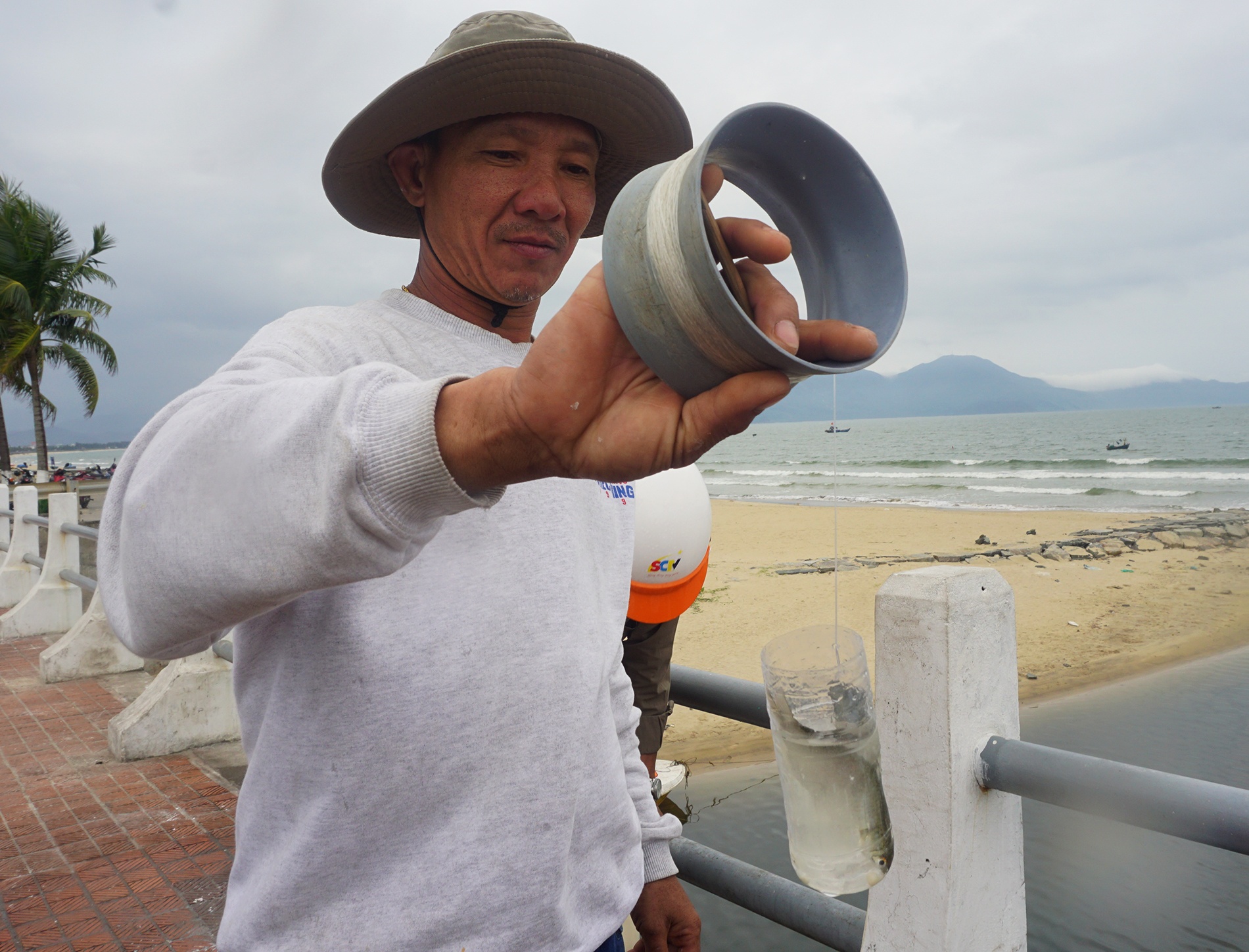 Cau ca khong can luoi, chi dung vo chai nuoc hinh anh