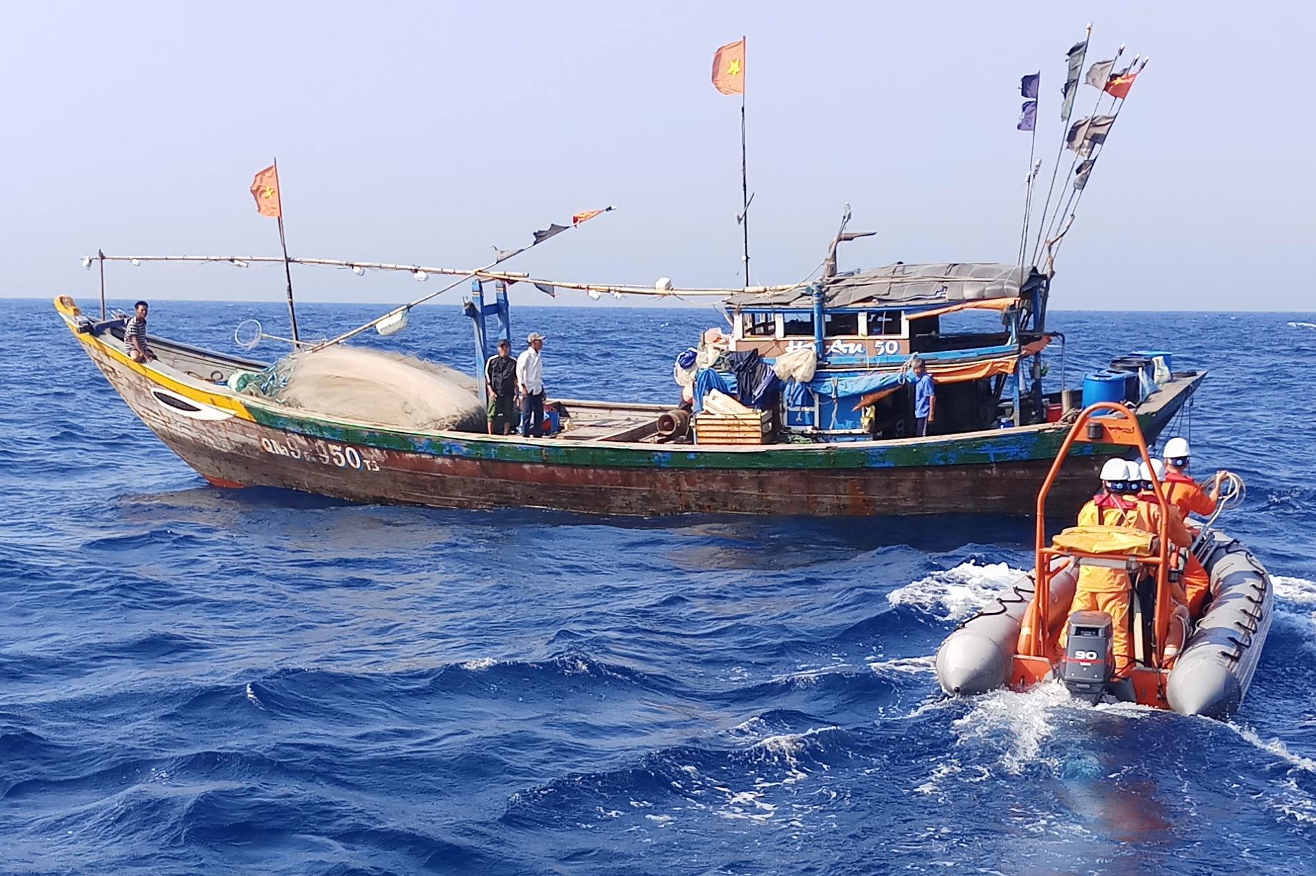 Cứu thuyền viên gặp nạn trên biển ảnh 1 Cuu thuyen vien gap nan tren bien anh 1