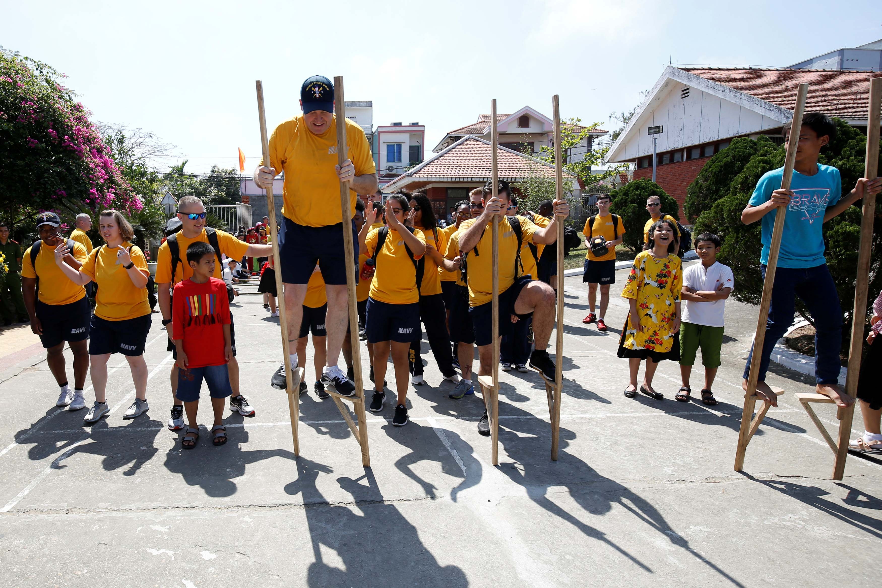 Hai quan My tham gia cac tro choi dan gian o Da Nang hinh anh