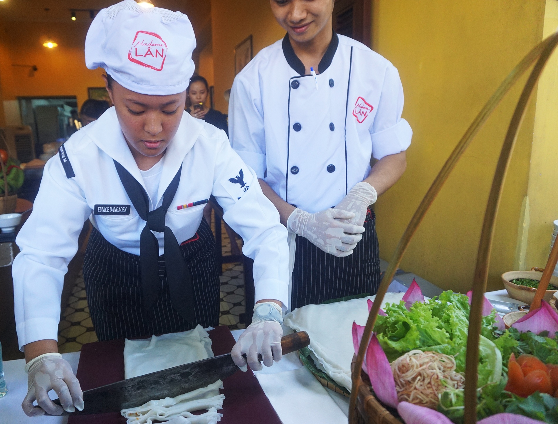 Hai quan my nau mon an viet nam anh 10