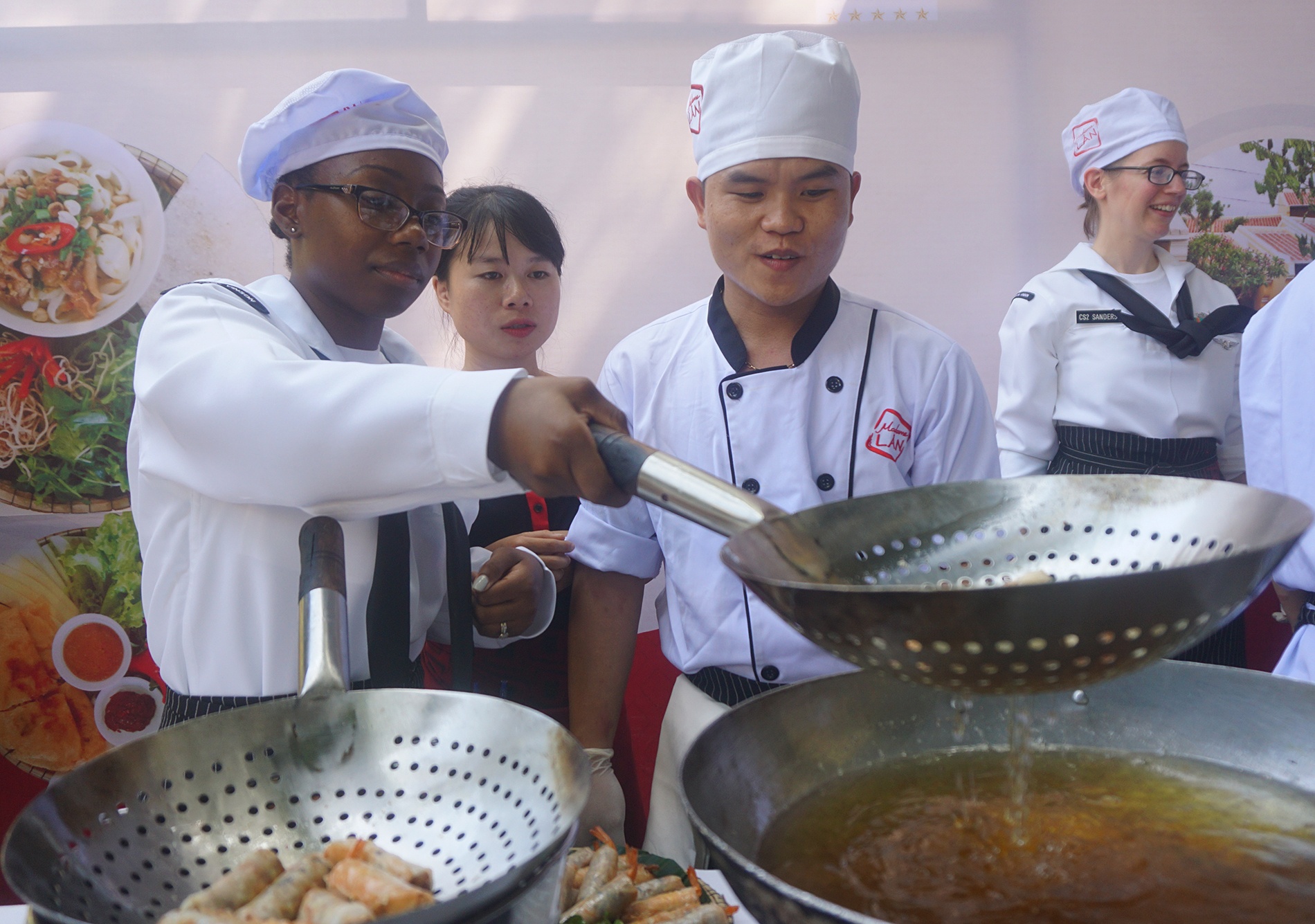 Hai quan my nau mon an viet nam anh 7