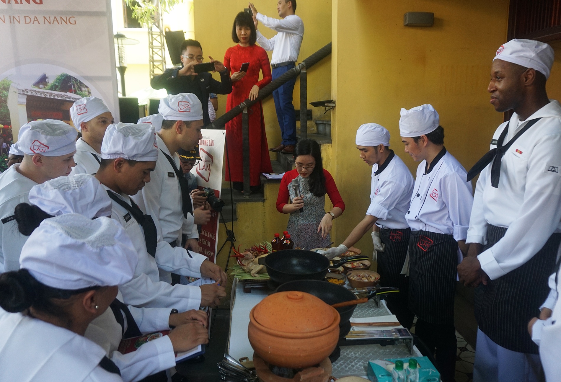 Hai quan my nau mon an viet nam anh 1