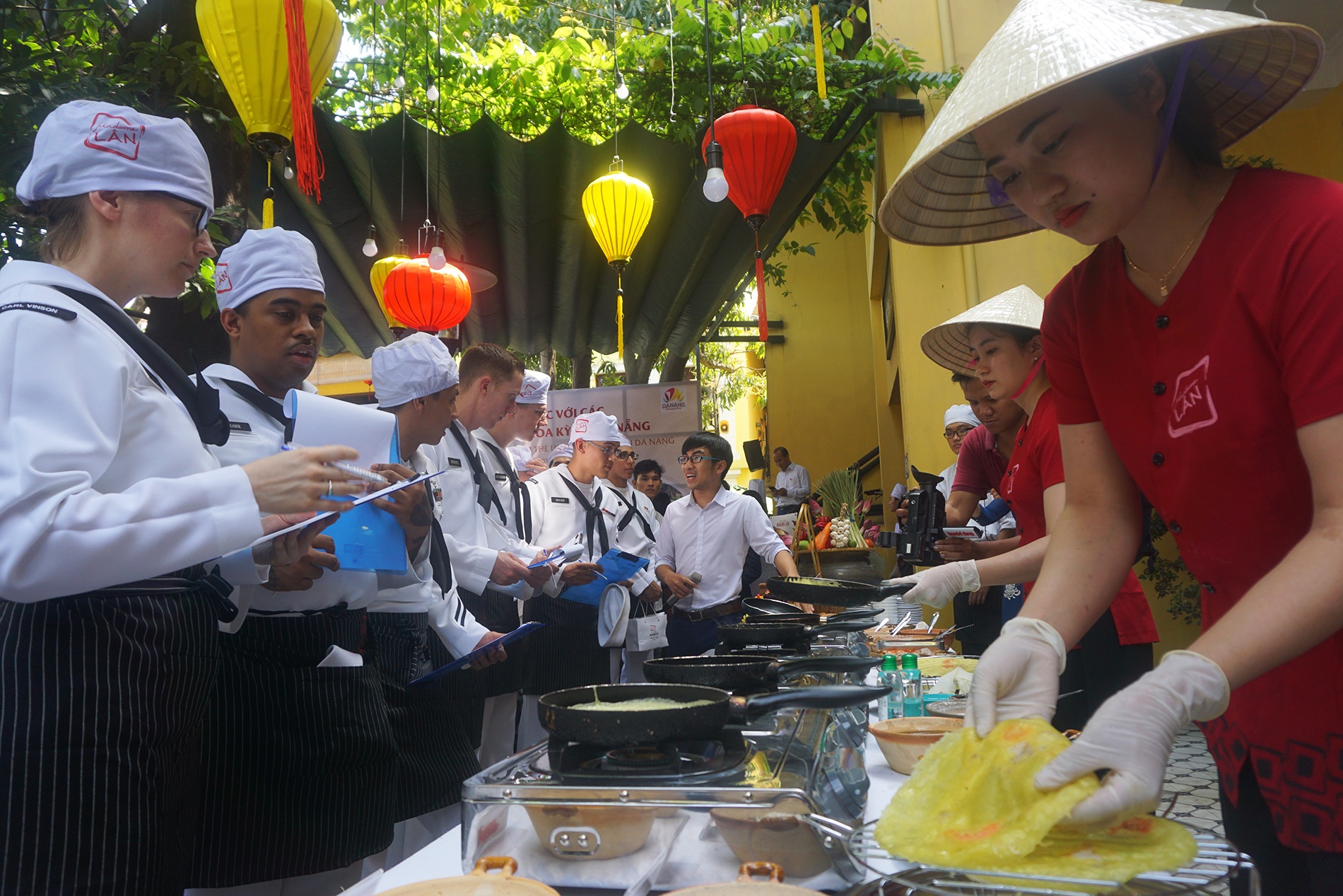 Hai quan my nau mon an viet nam anh 2