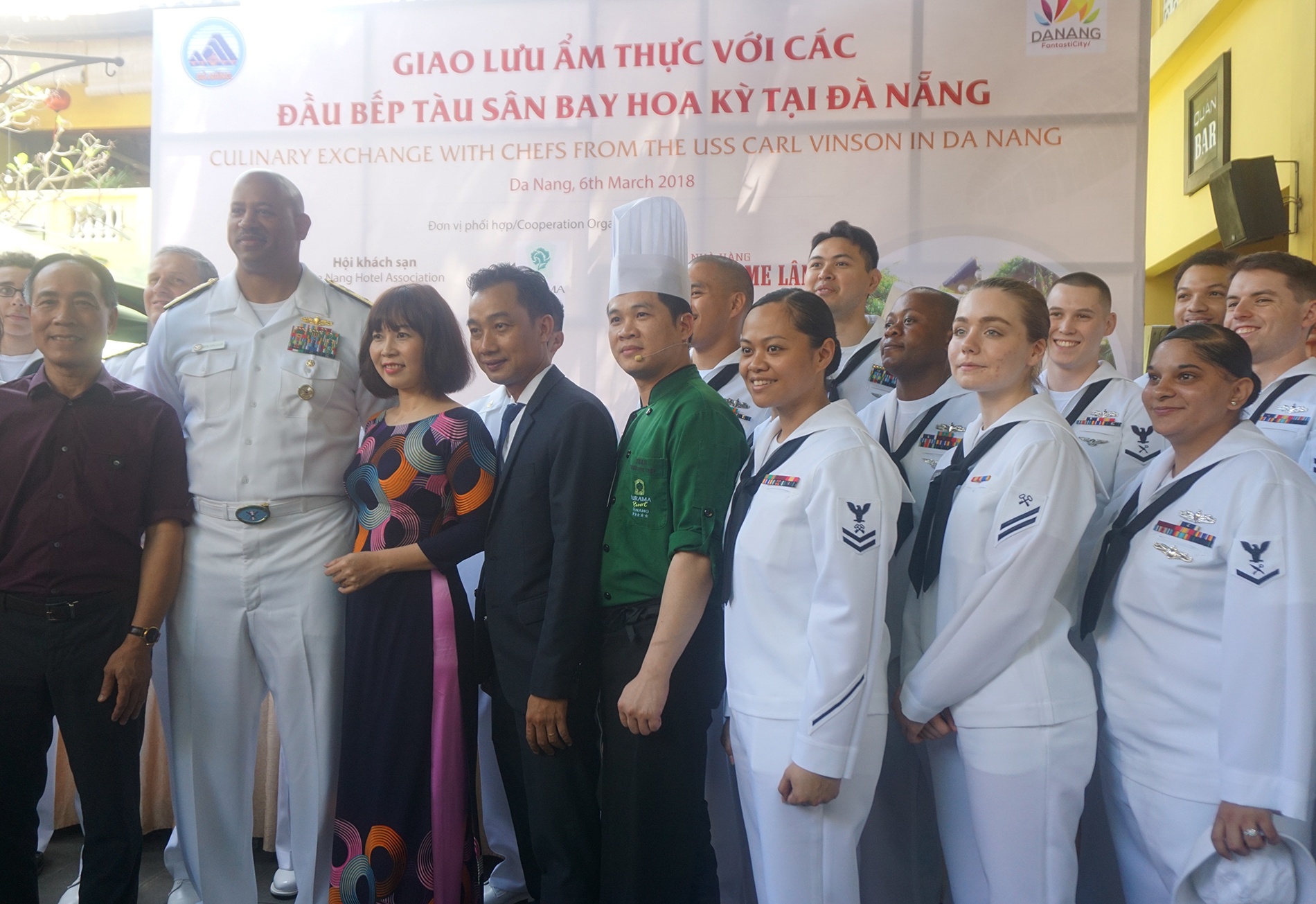 Hai quan my nau mon an viet nam anh 12