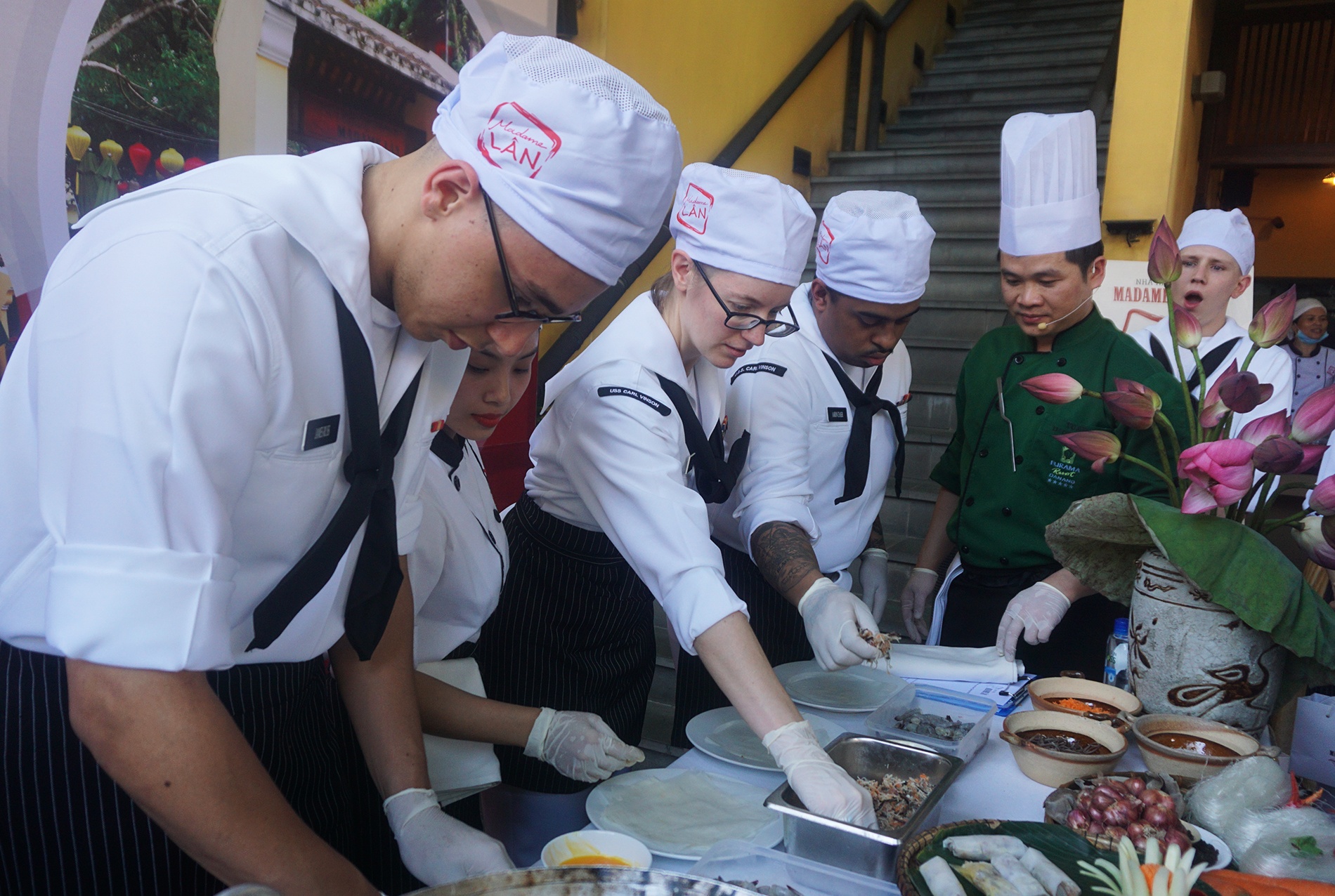 Hai quan my nau mon an viet nam anh 6