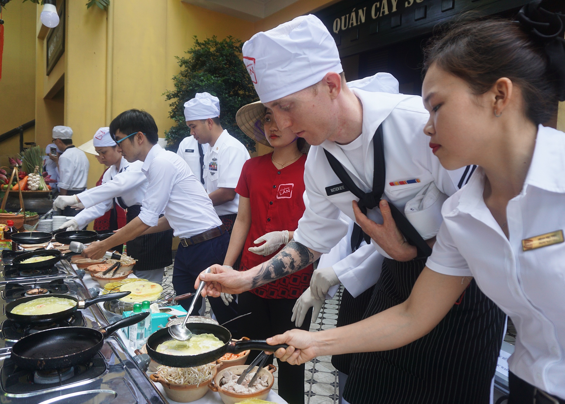 Hai quan my nau mon an viet nam anh 3