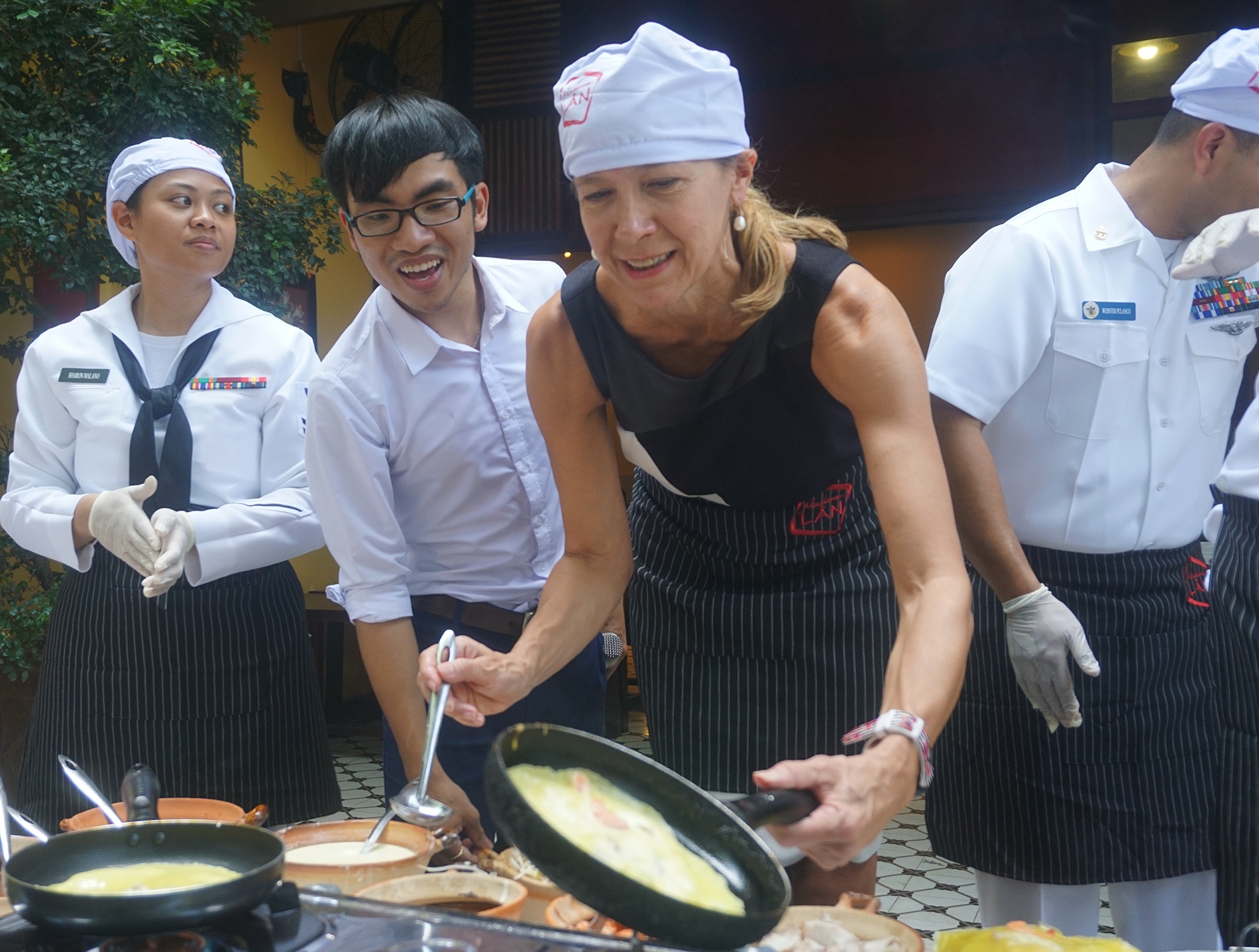 Hai quan my nau mon an viet nam anh 4