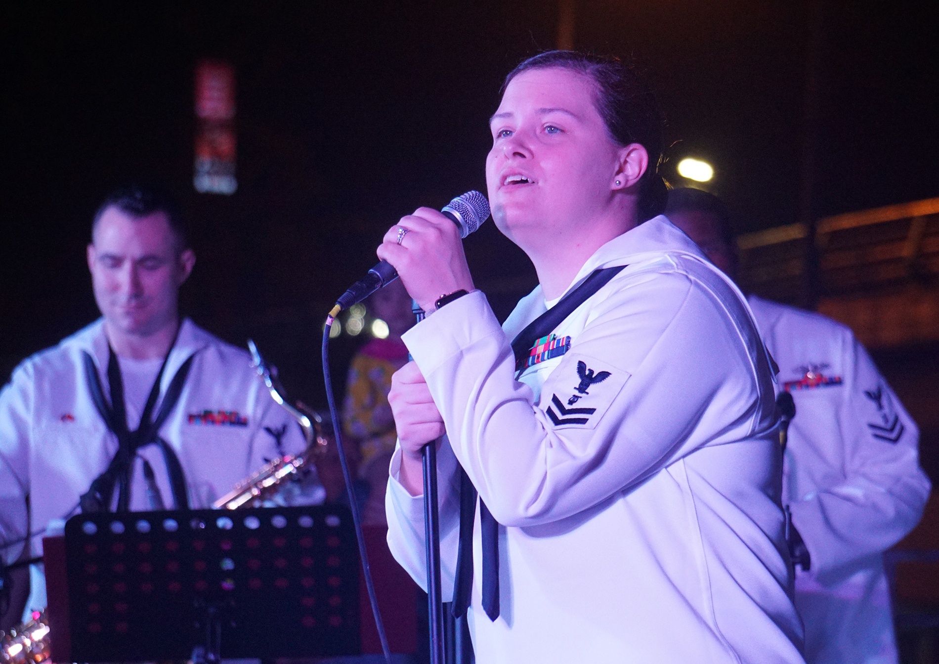 Nu ca si cua ban nhac Ham doi 7 hat 'Noi vong tay lon' hinh anh