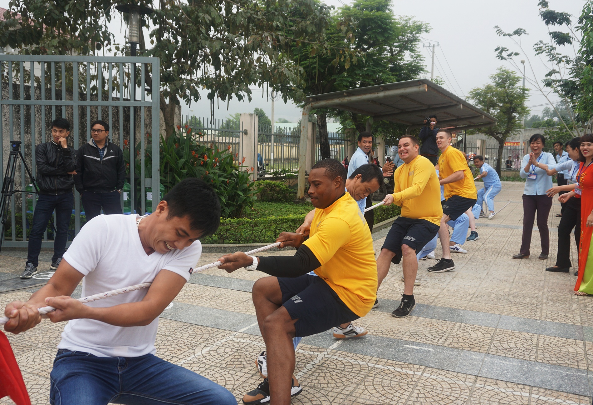 Hai quan my tham benh nhan tam than tai da nang anh 3