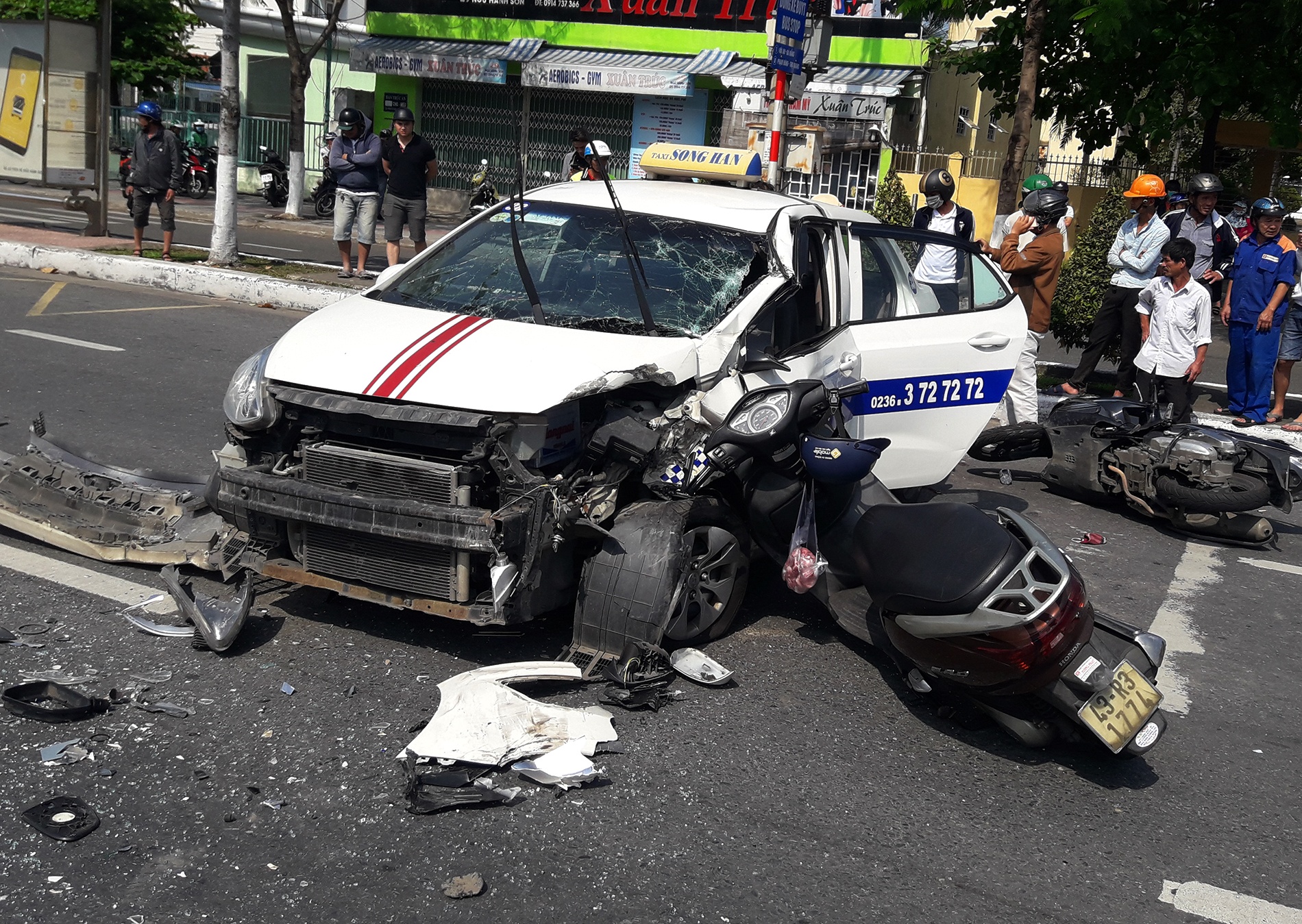 6 xe tong nhau lien hoan khien 5 nguoi nhap vien hinh anh