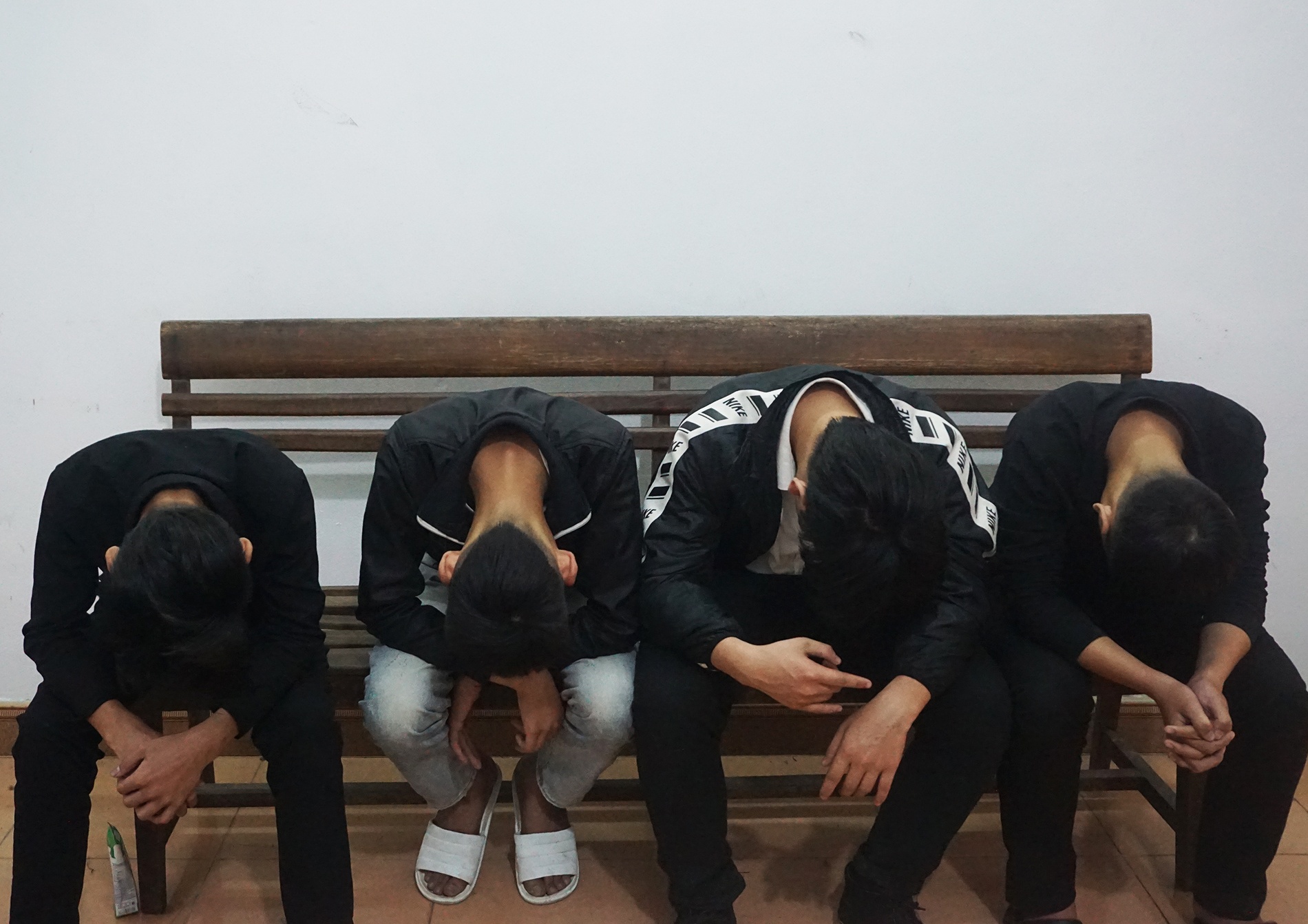 Bat nhom cuop nhi tren bo bien o Da Nang anh 1