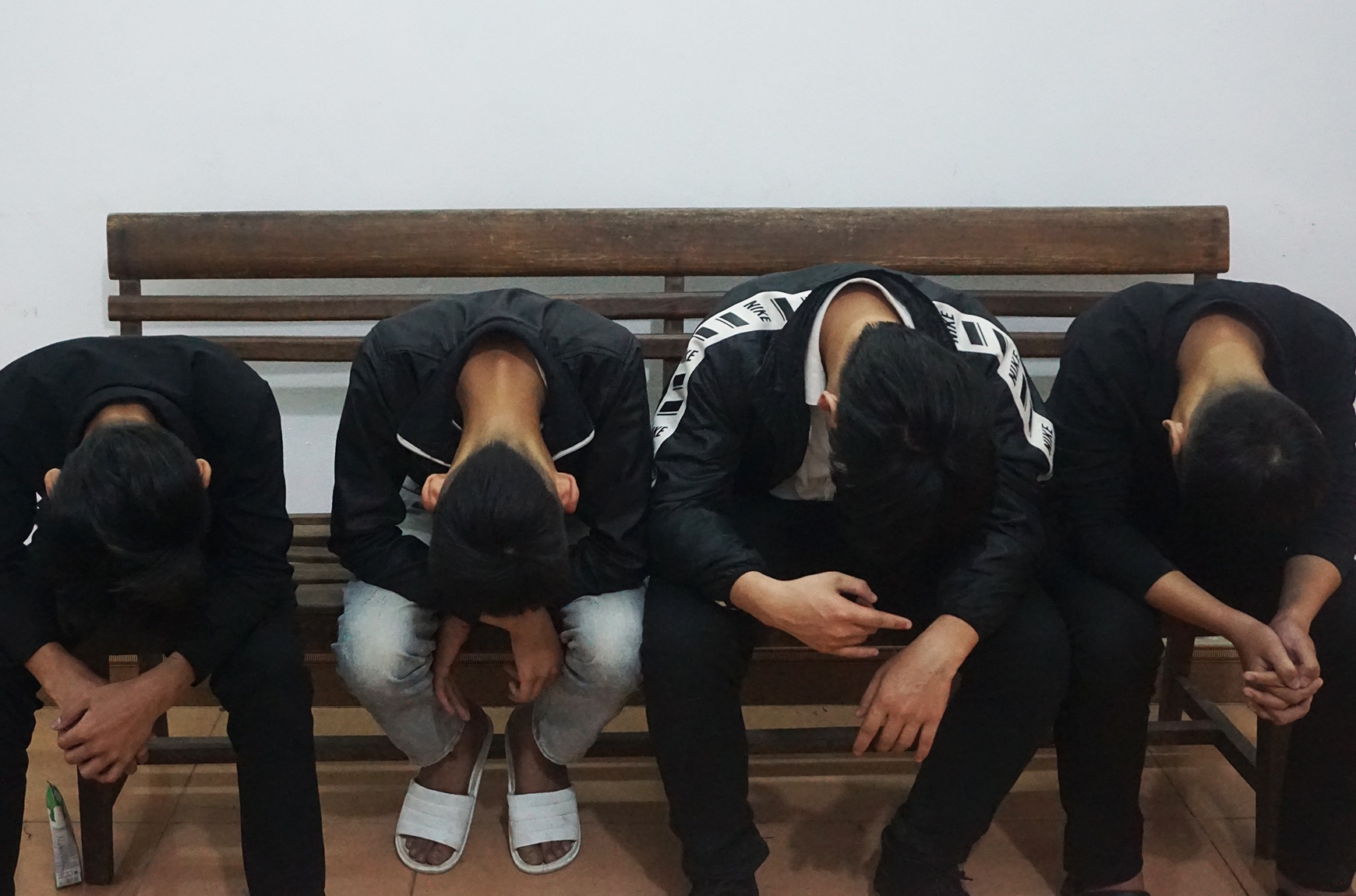 Nhom cuop nhi dung dao tran lot tai san cac doi tinh nhan o bai bien hinh anh