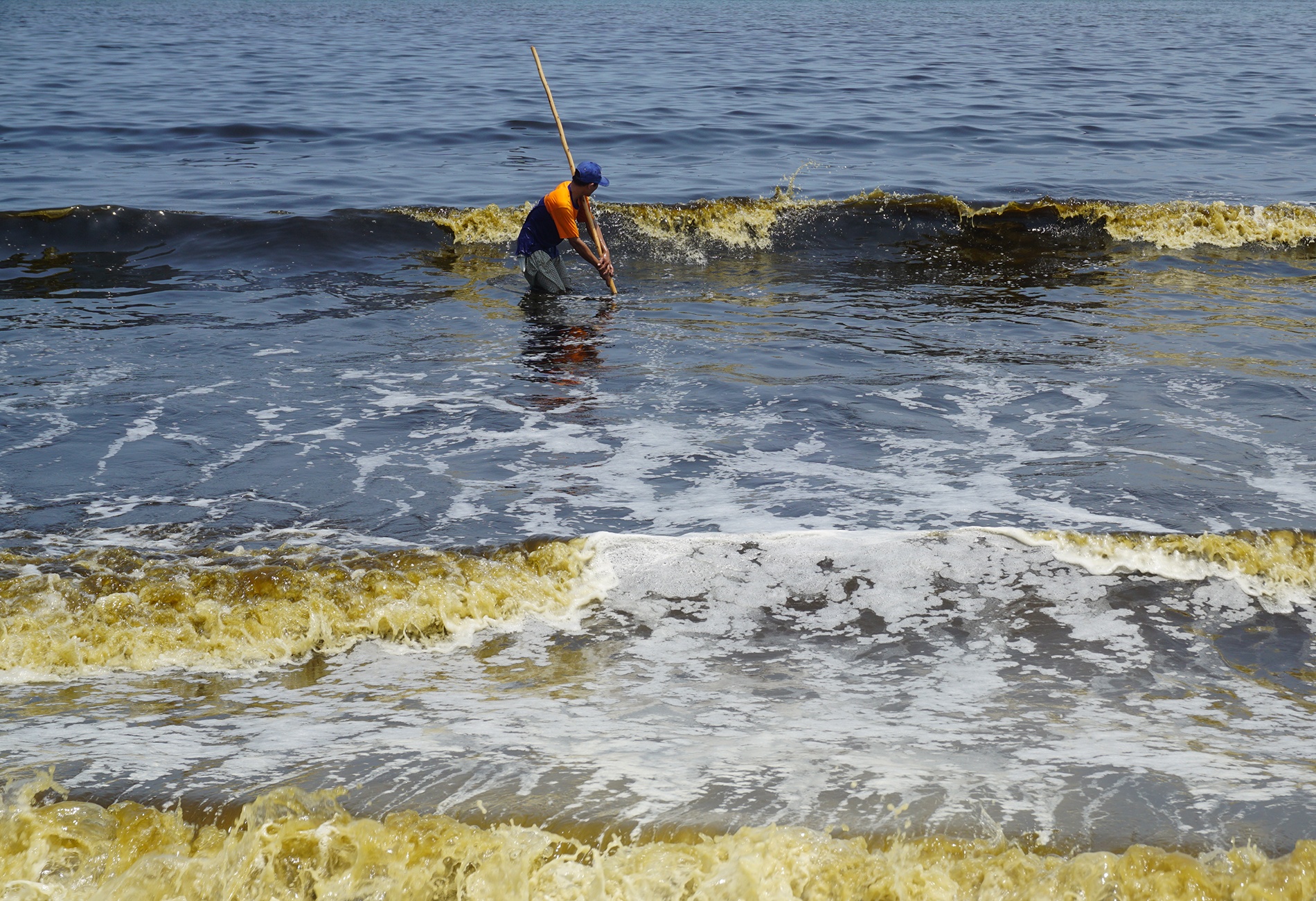Vet nuoc mau den keo dai hon 5 km ven bien Da Nang hinh anh