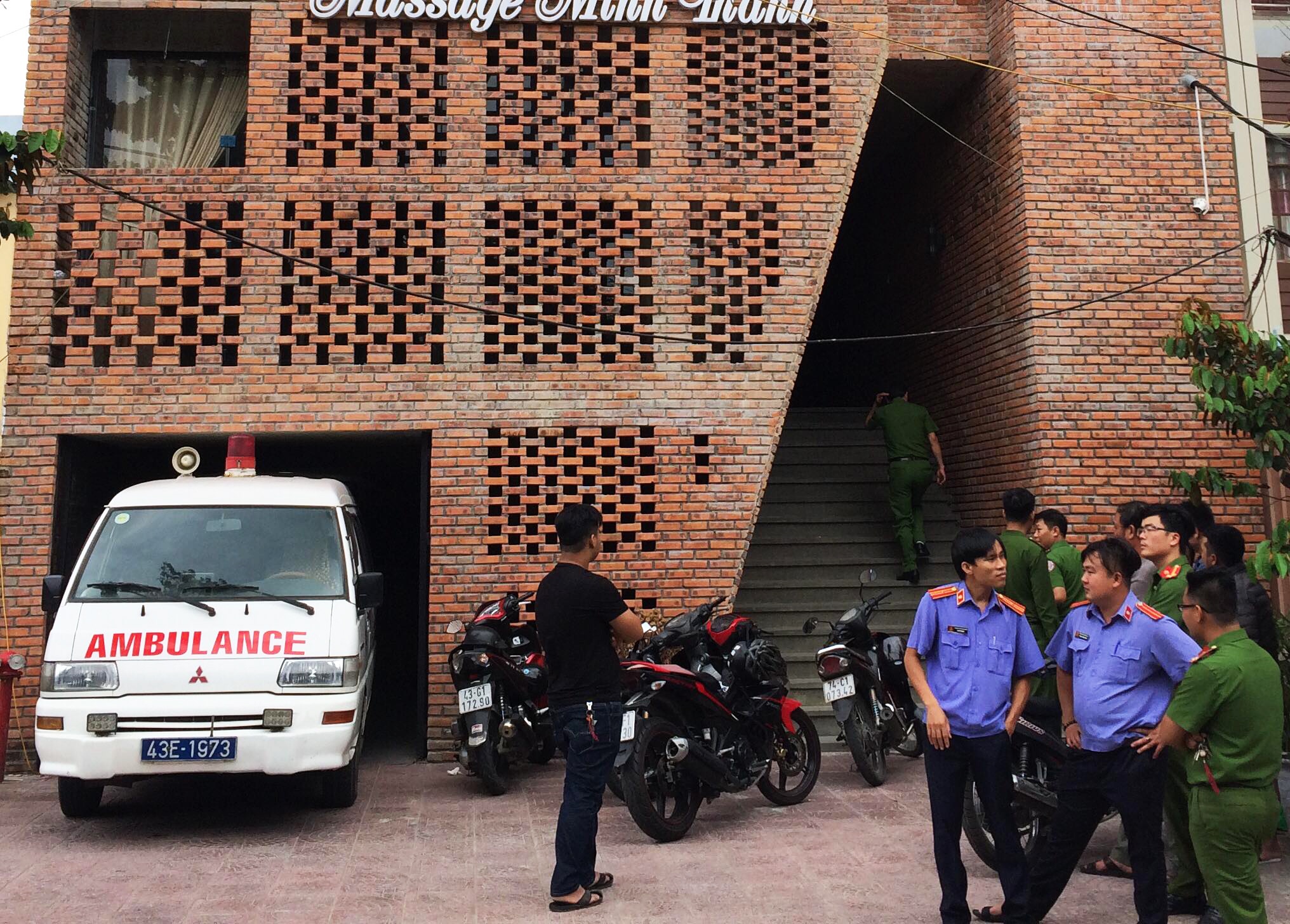 Khuyen nguoi yeu bo nghe massage khong thanh, sat hai ban gai hinh anh