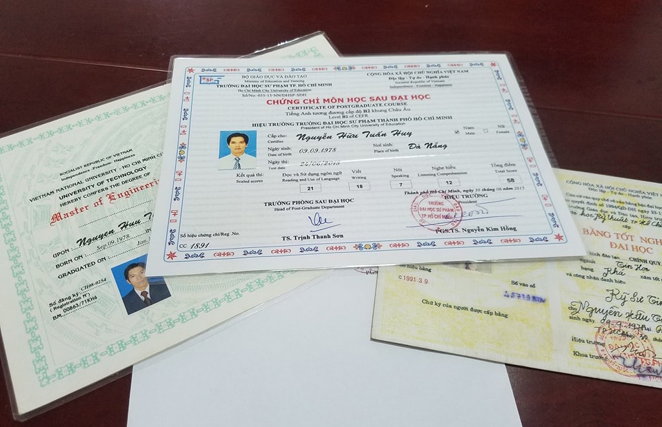 Khoi to tien si 'dom' dung bang gia hinh anh