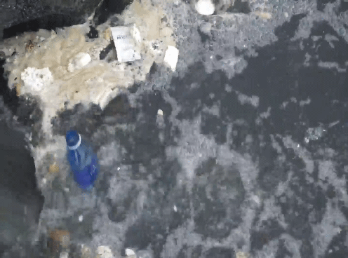 Nuoc thai den ngom chay thang ra bai bien dep nhat Da Nang hinh anh