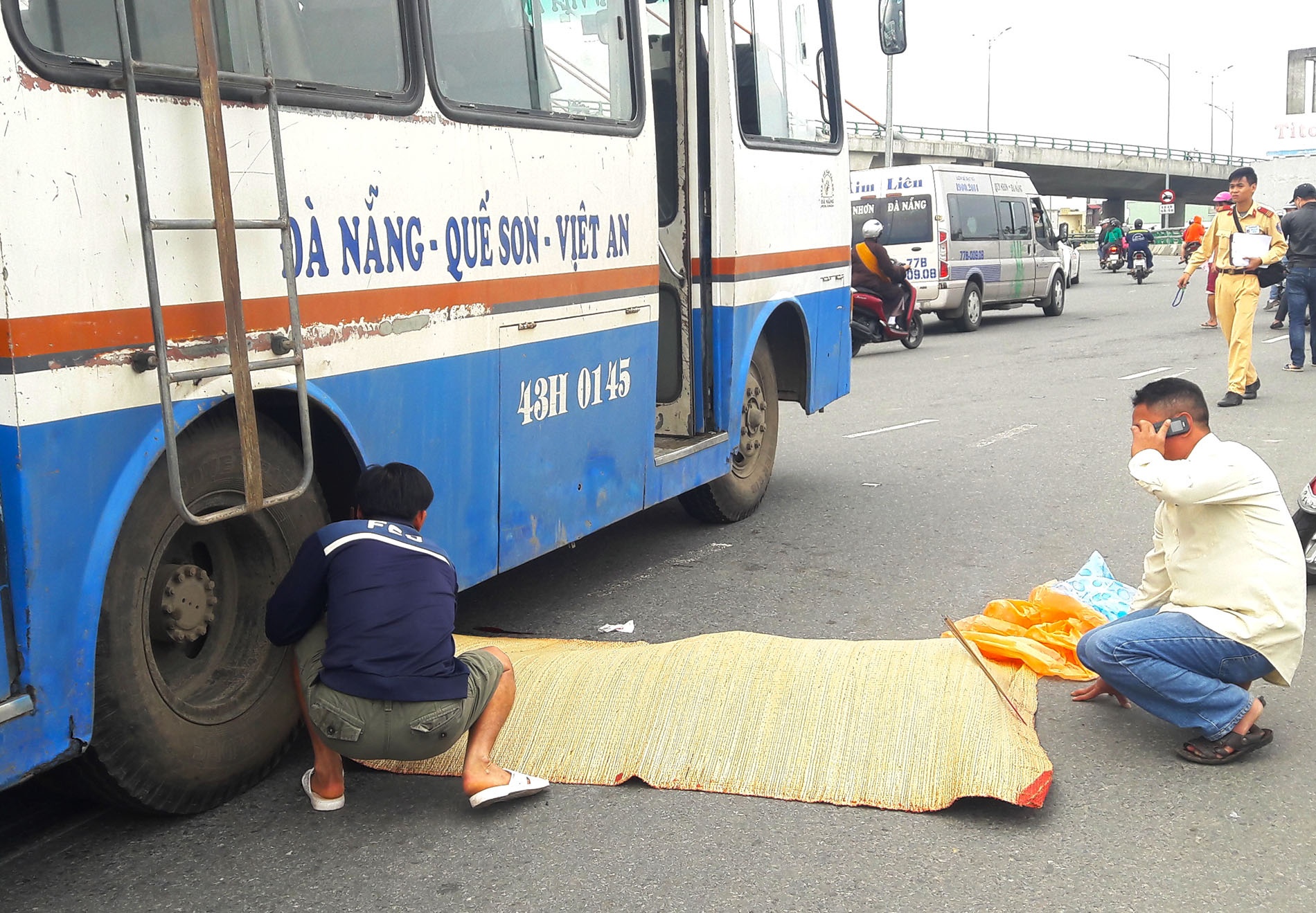 Nguoi dan ong bi xe khach can tu vong o vong xuyen Nga Ba Hue hinh anh