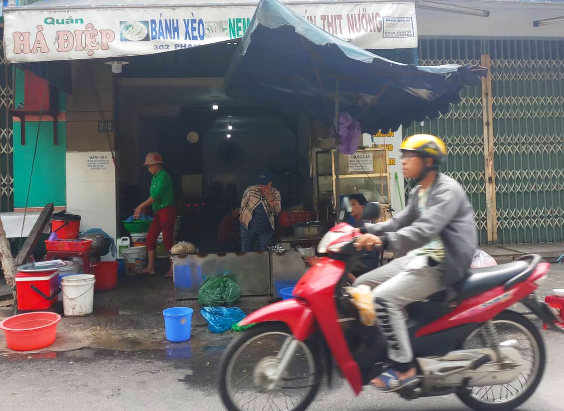 Cô gái bị đánh tại quán bánh xèo ảnh 2 Co gai bi danh tai quan banh xeo anh 2