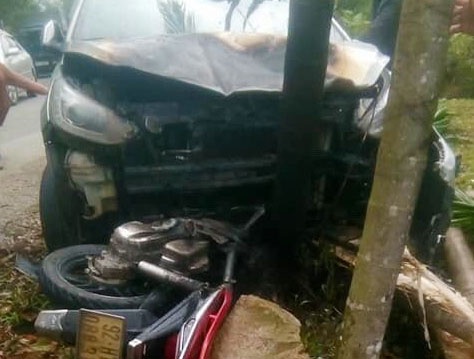 Oto boc chay sau khi tong xe may, hai nguoi nhap vien hinh anh