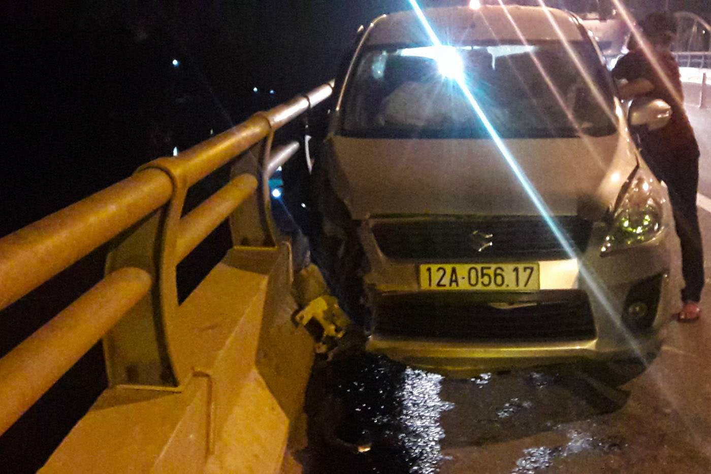 Nguoi dan ong lai oto dam vao lan can cau roi nhay song tu tu hinh anh