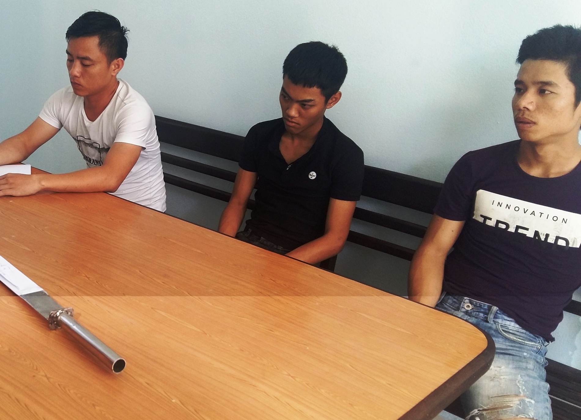 Bat nhom thanh nien dung ma tau chem nguoi, pha xe de tra thu hinh anh