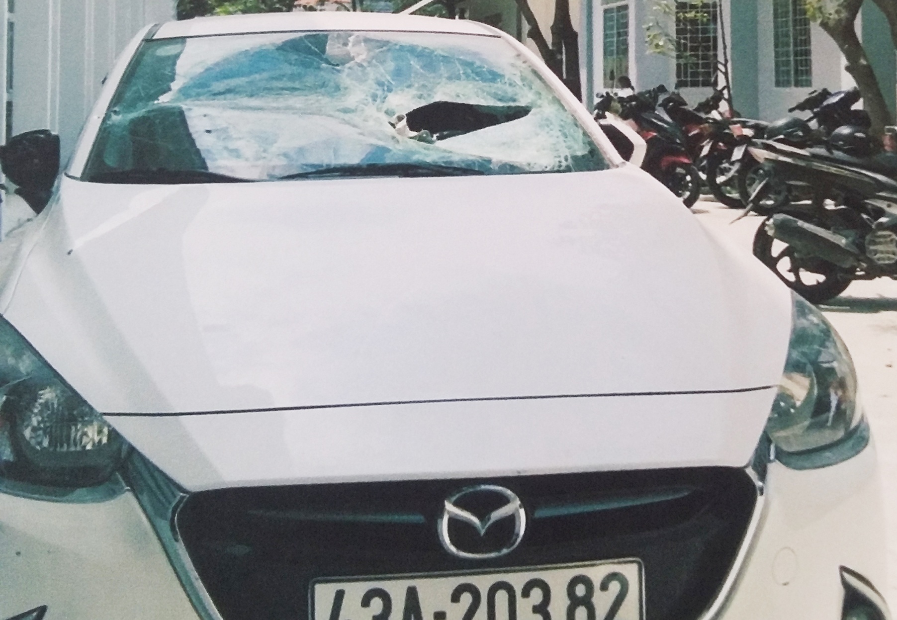 Nhom thanh nien dung ma tau chem nguoi anh 2