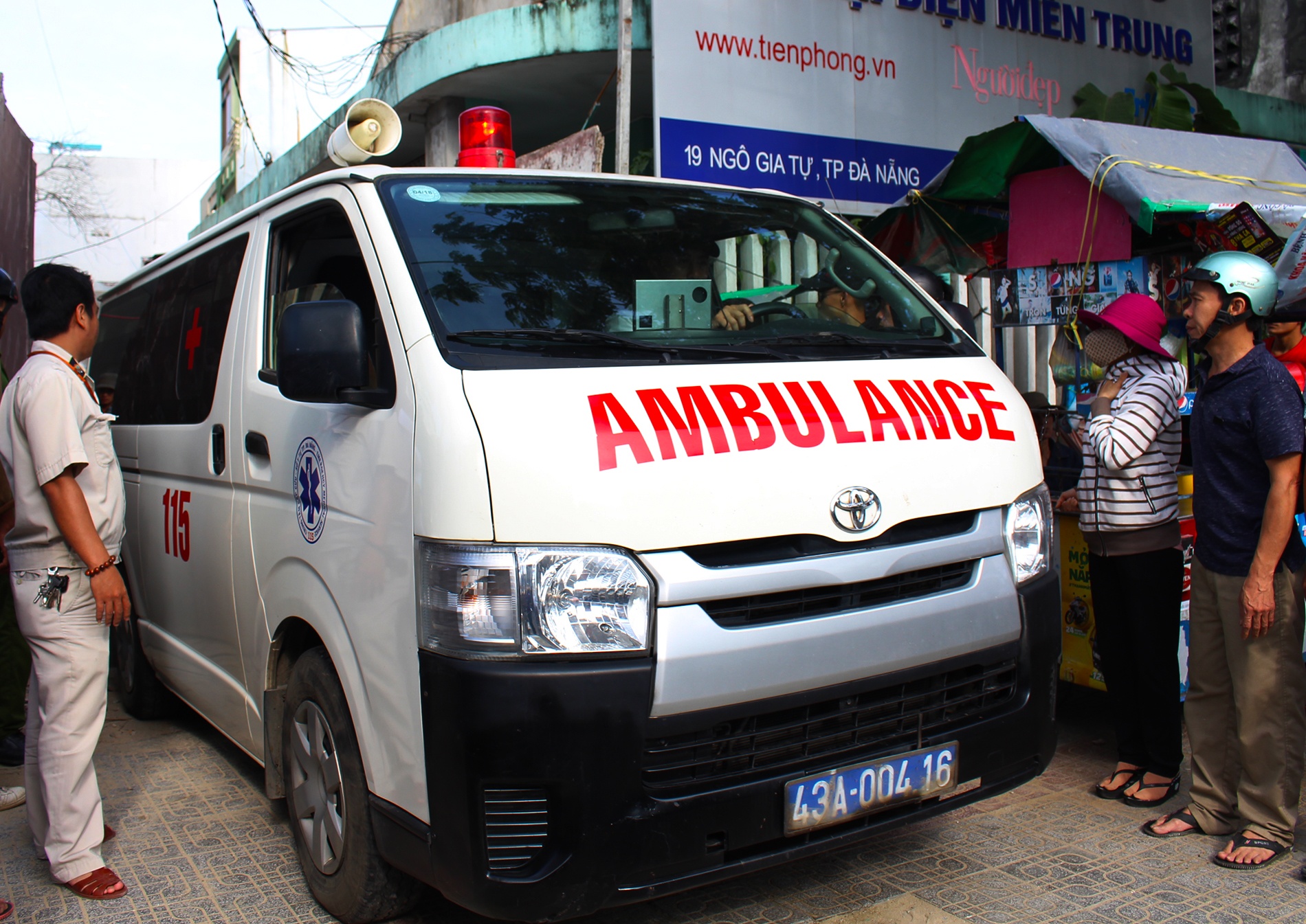 Roi tu thang may tang 12 dang thi cong, nam cong nhan tu vong hinh anh