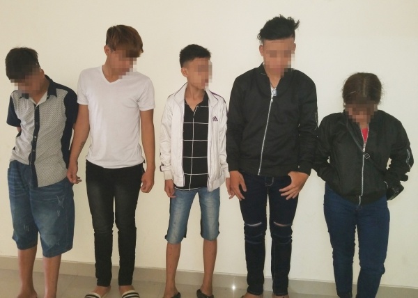 Bat nhom cuop nhi tran lot tai san cua du khach den Hoi An hinh anh
