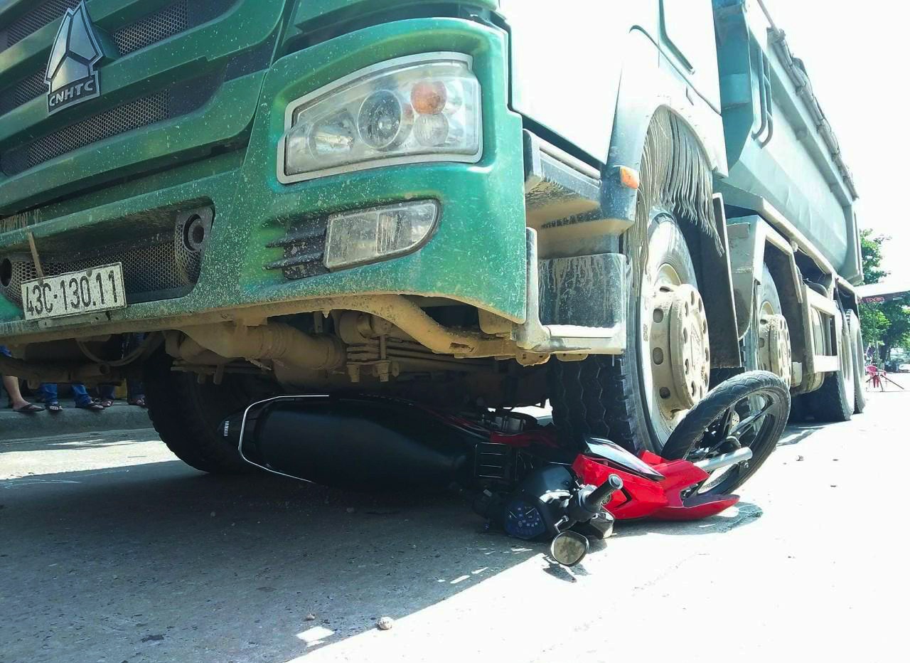 Doi nam nu 24 tuoi bi xe tai cuon vao gam, mot nguoi thiet mang hinh anh