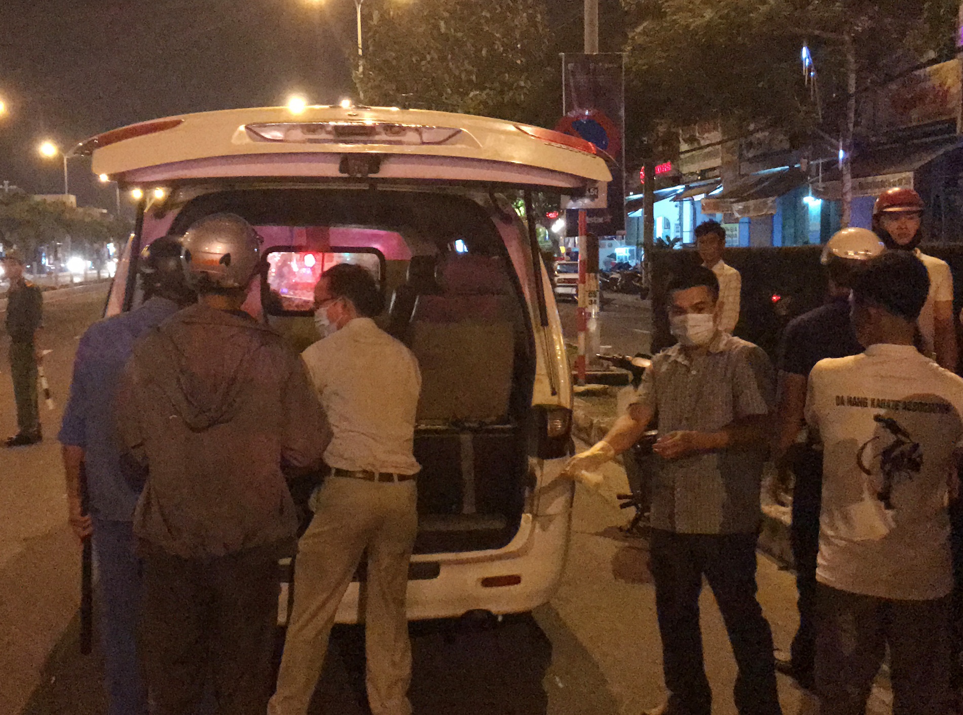 Di bo qua duong, nguoi dan ong bi xe may tong tu vong hinh anh