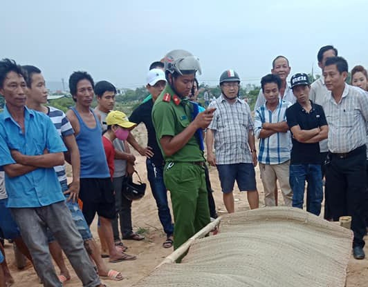 Tai xe tu vong trong tu the treo co tren cay hinh anh