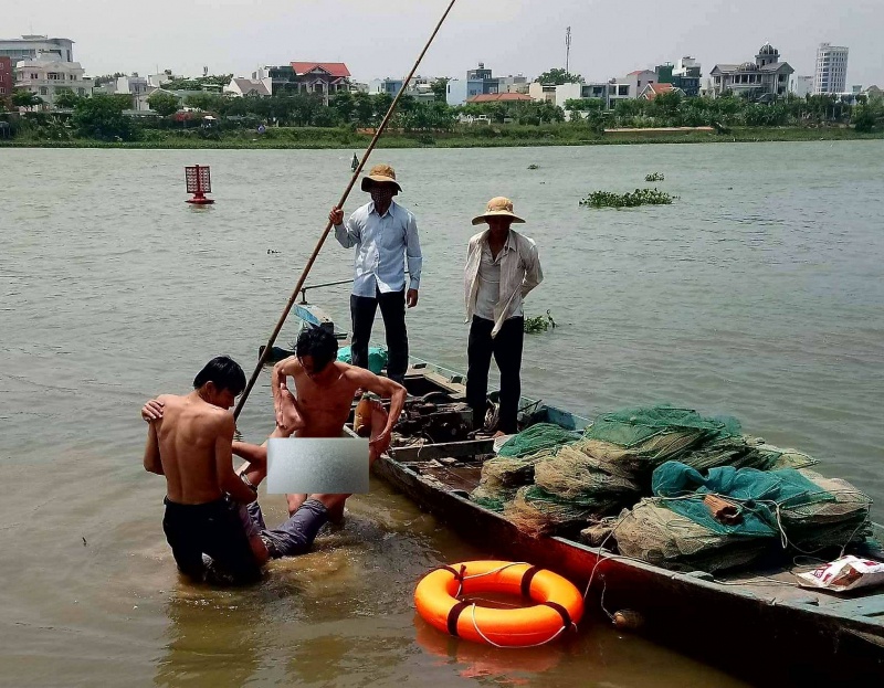 Hai bao ve lao xuong song cuu nam thanh nien nhay cau tu tu hinh anh