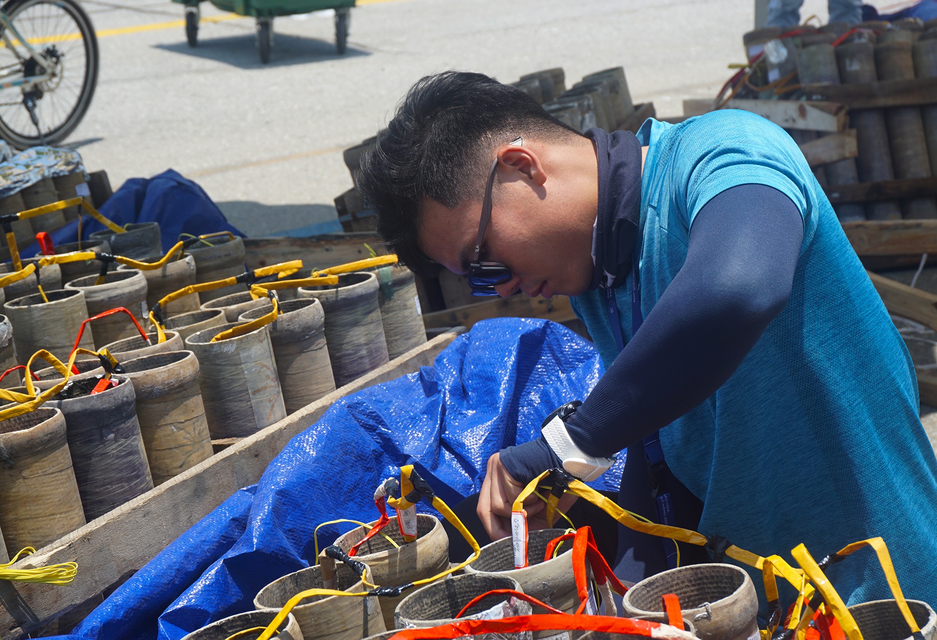 Can canh gian phao hoa khung ben bo song Han truoc gio khai hoa hinh anh