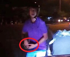 Tai xe oto bao mat day chuyen 2 cay vang sau xo xat voi 2 thanh nien hinh anh