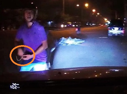 Clip ghi lai canh nguoi dan ong nghi lay day chuyen vang sau xo xat hinh anh