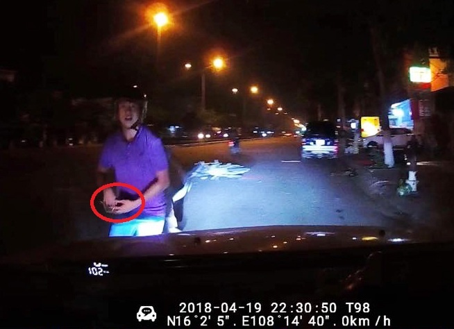 Bị mất dây chuyền vàng sau xô xát ảnh 1 Bi mat day chuyen vang sau xo xat anh 1