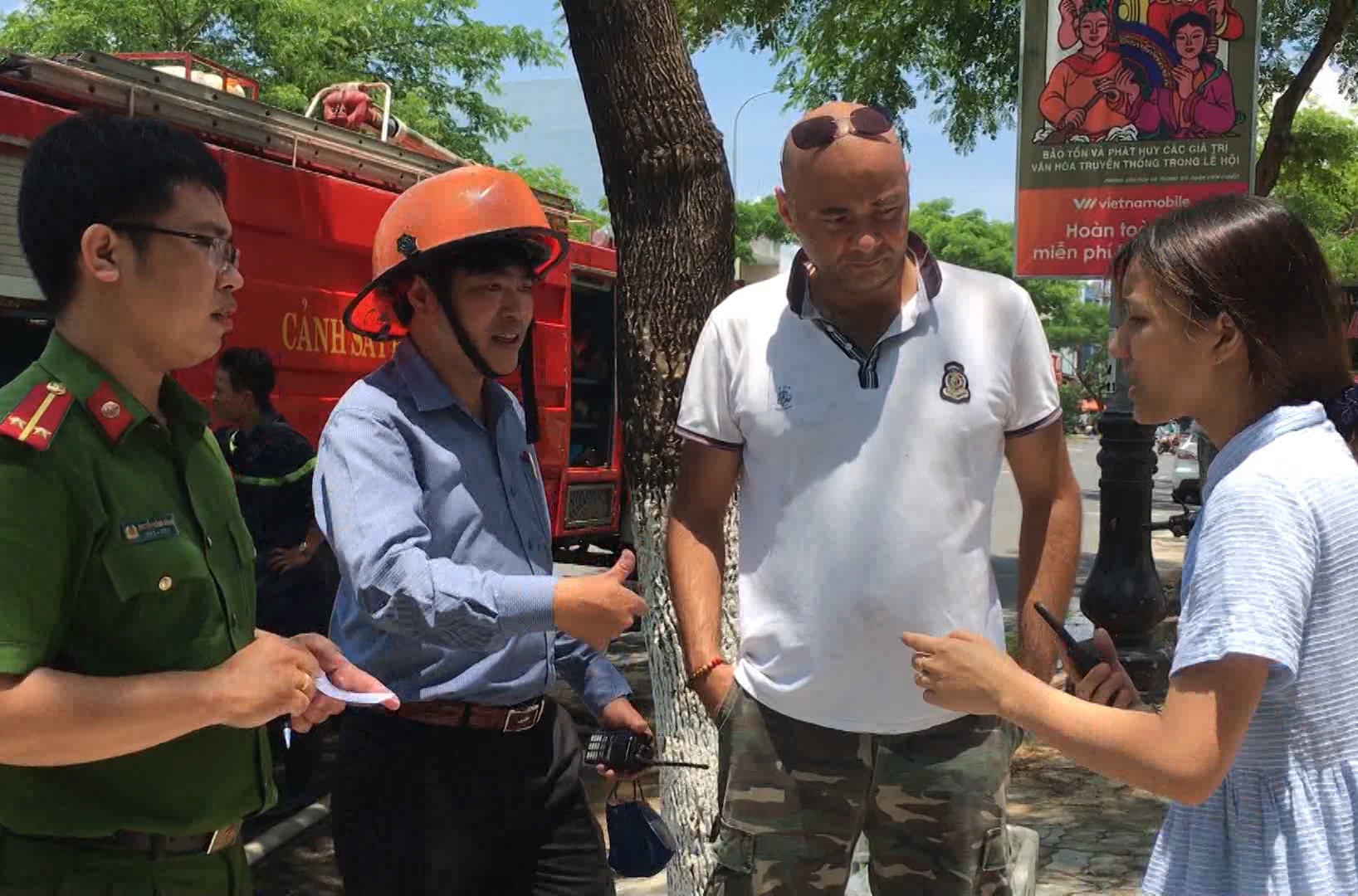 Du khach nuoc ngoai cuu 2 tre em trong ngoi nha chay bi khoa cua hinh anh