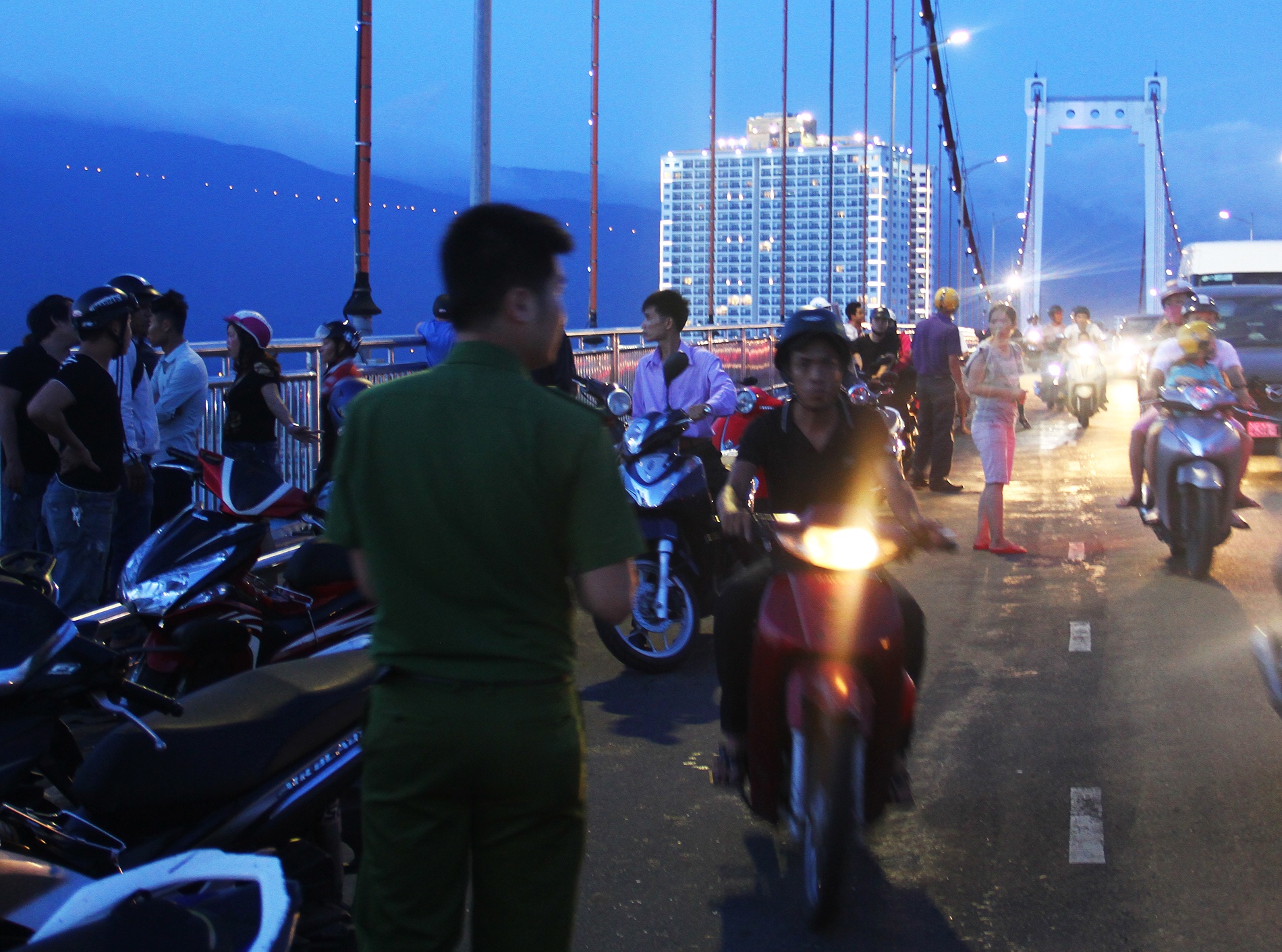 Bo lai vo sap cuoi, nam thanh nien nhay cau tu tu hinh anh