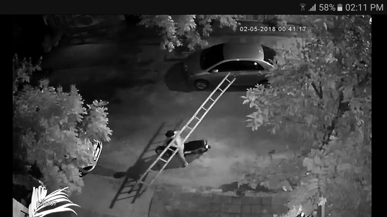 Hinh anh nam thanh nien vac thang di trom hinh anh