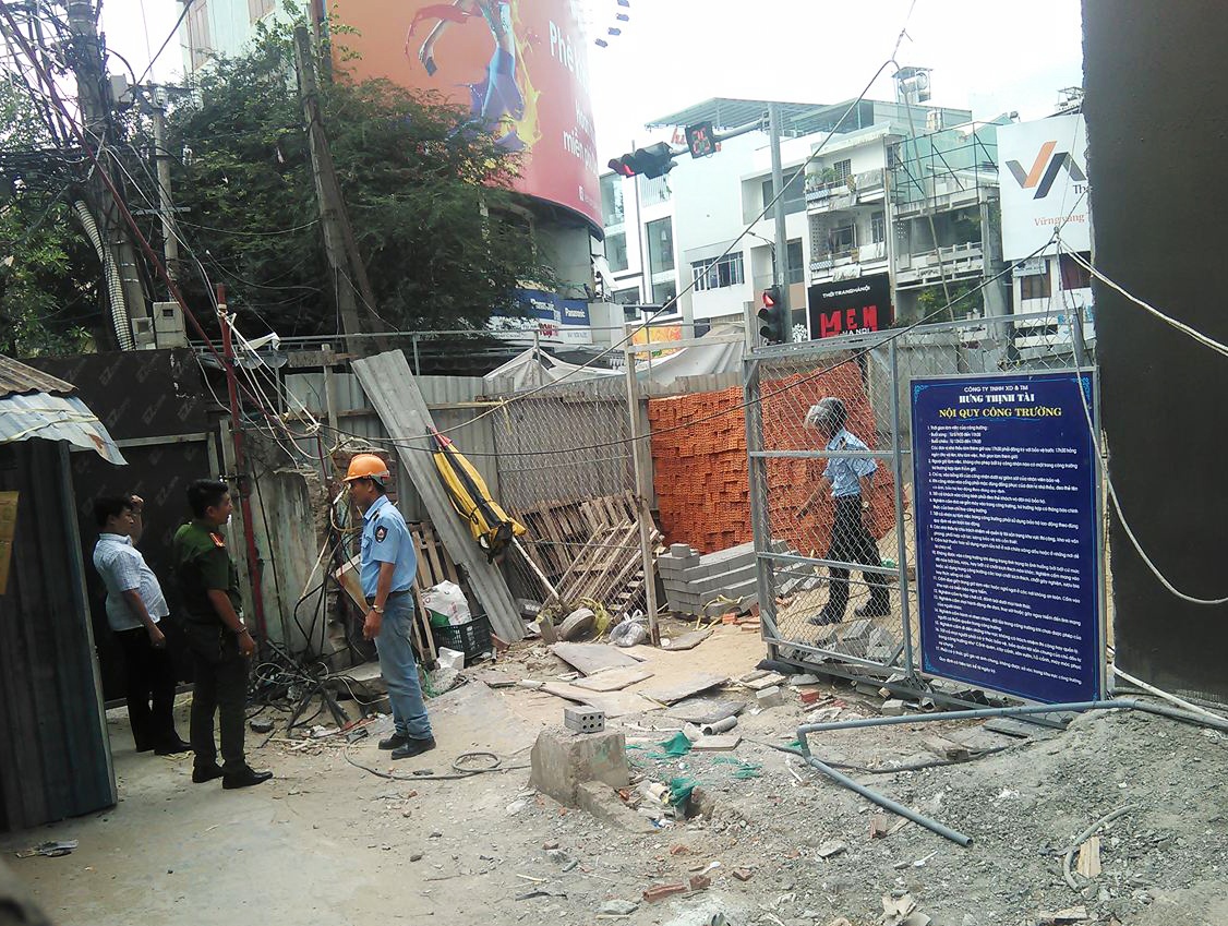 Thanh sat roi tu khach san 21 tang dang xay khien nguoi dan hoang so hinh anh