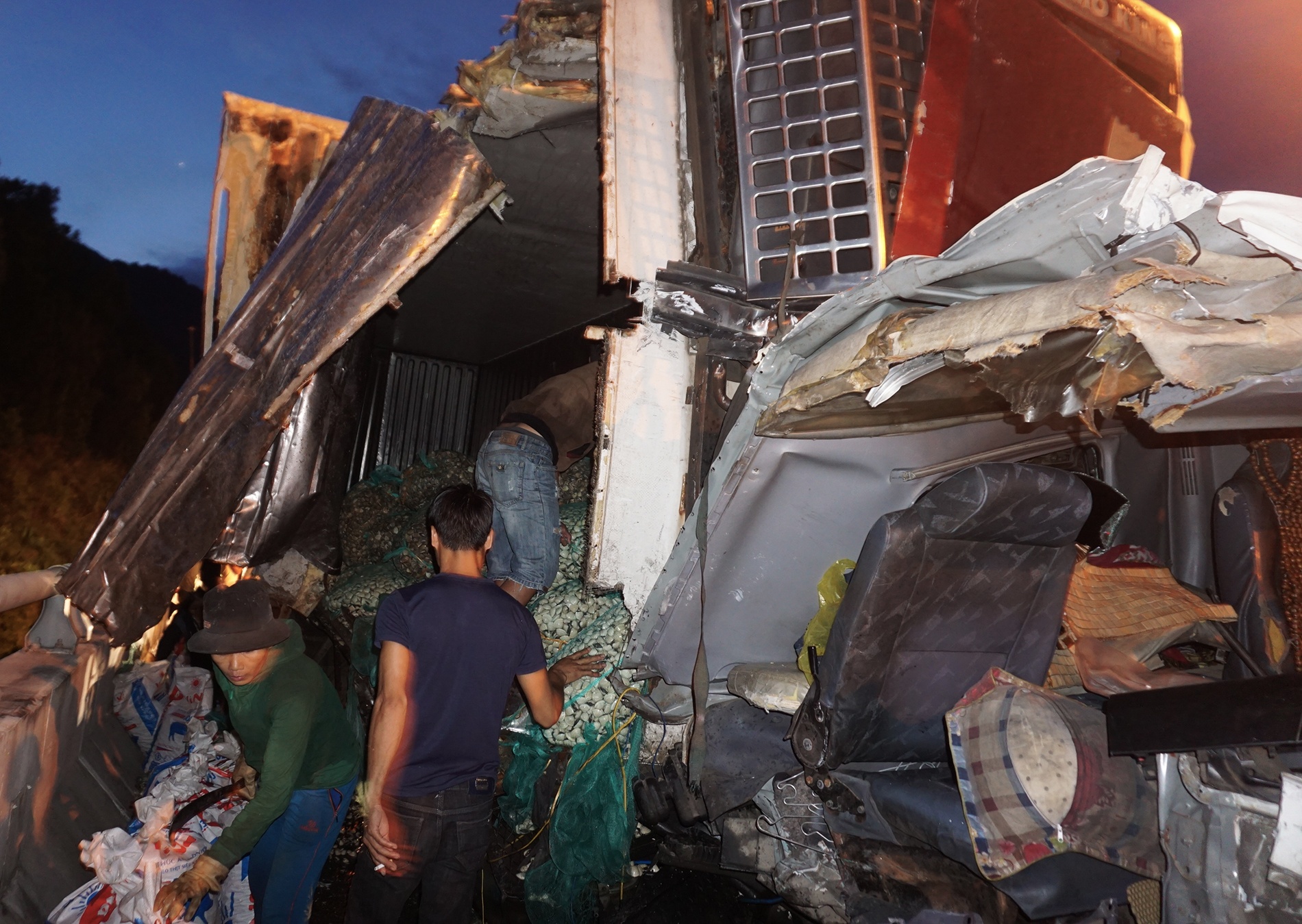 Tai nạn liên hoàn tại hầm Hải Vân ảnh 1 Tai nan lien hoan tai ham Hai Van anh 1