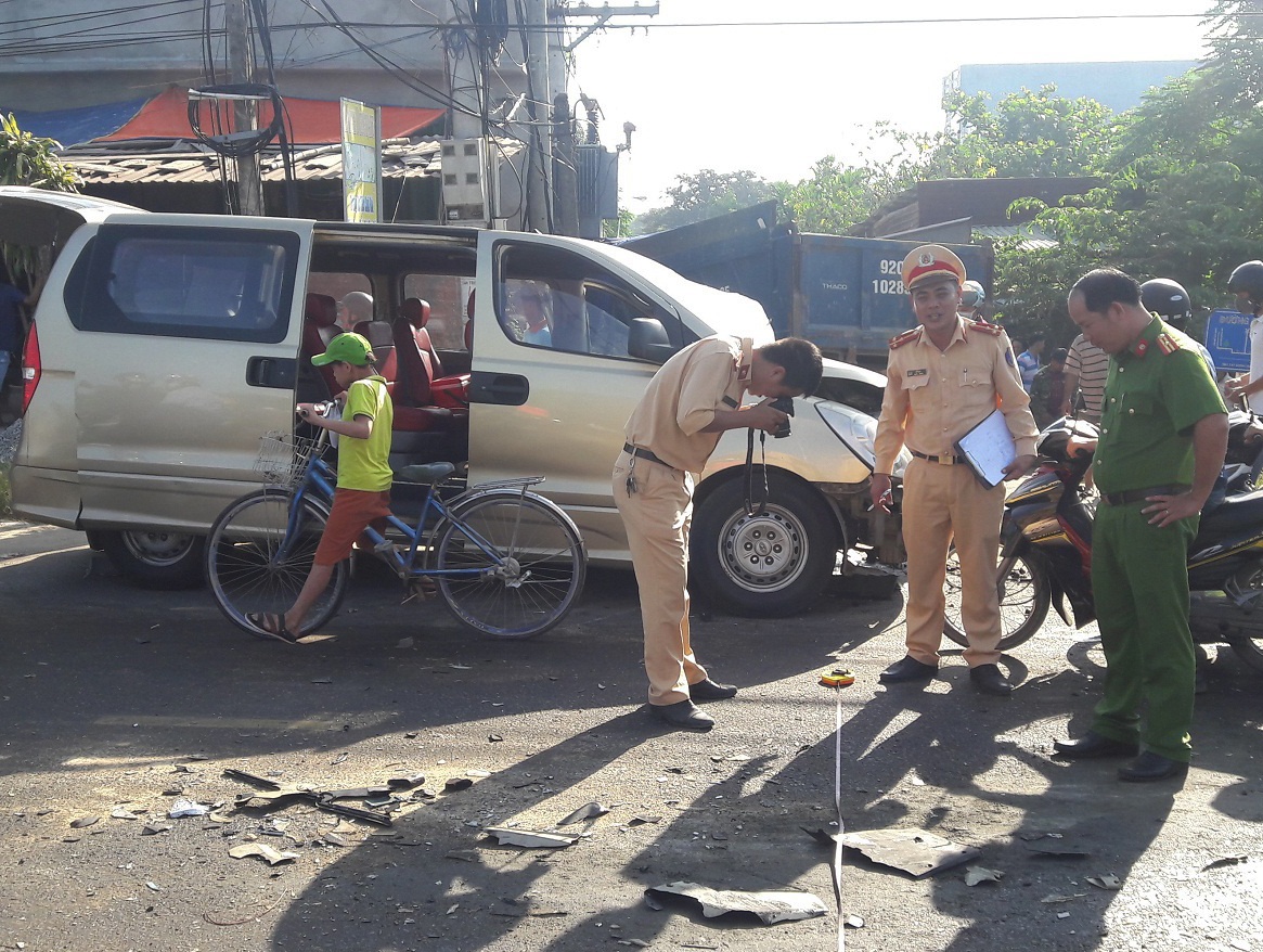 Xe tai tong oto khien 6 nguoi bi thuong, ca phuong mat dien hinh anh