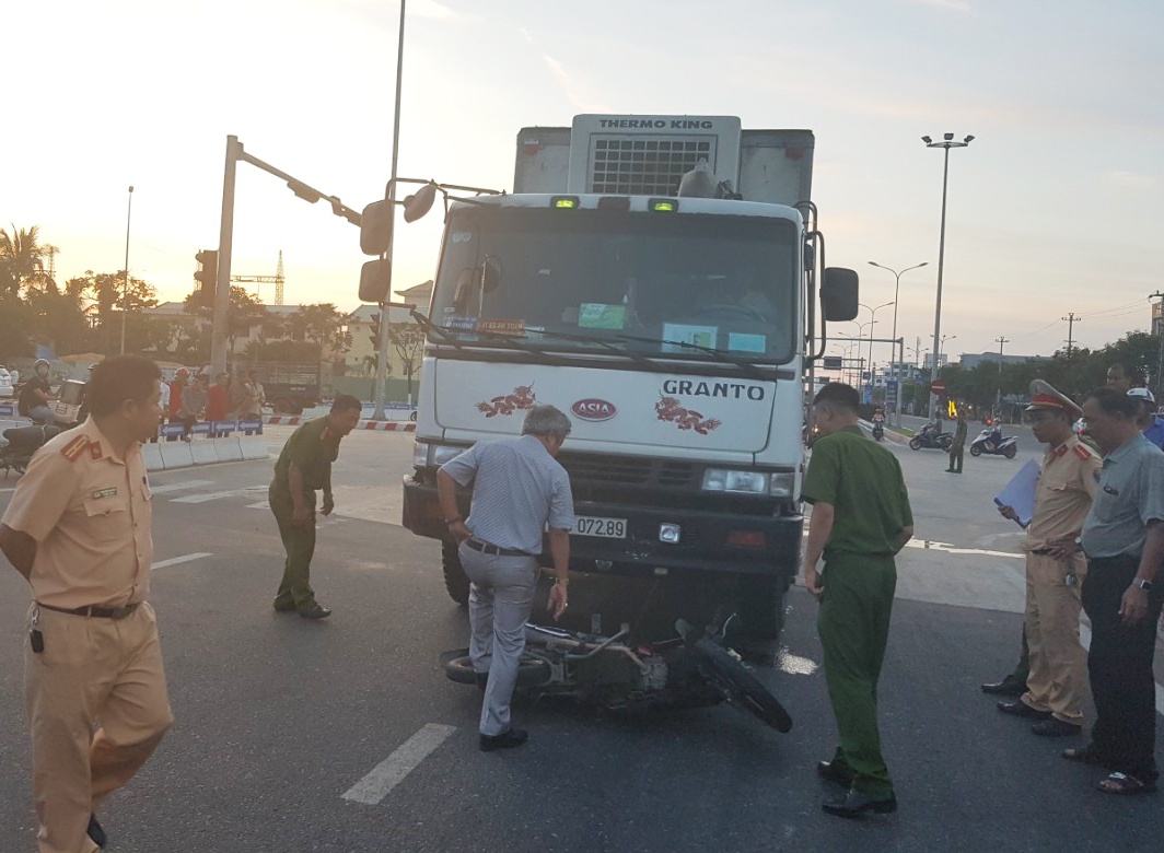 Oto tai tong hai xe may giua vong xuyen, mot nguoi tu vong hinh anh