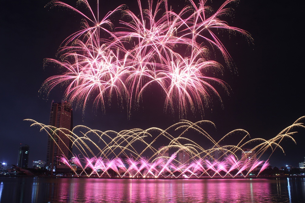 Phao hoa doi My 'ke chuyen' su quat cuong cua nguoi Viet hinh anh