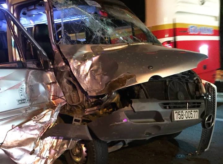 Xe khach huc oto tai khien 4 nguoi bi thuong, ham Hai Van ket cung hinh anh