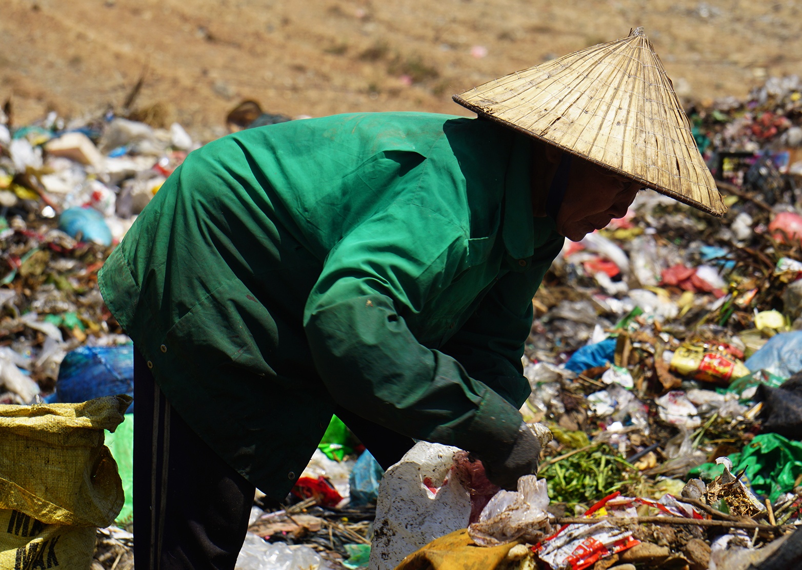 Nhung phan nguoi muu sinh o bai rac lon nhat Da Nang hinh anh